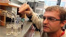 Miodrag Milovanović se ve výzkumných laboratořích MU v rámci programu stipendií Jihomoravského centra pro mezinárodní mobilitu věnuje novým metodám analýzy cukru a kyselin ve víně. Jeho metoda přispěje k rychlé analýze až 7 složek najednou. | na serveru Lidovky.cz | aktuální zprávy