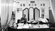 Za ranních červánků. Stánek Torstu na knižním veletrhu v Praze, květen 1993. Viktor Stoilov a grafici Robert V. Novák a David Balihar | na serveru Lidovky.cz | aktuální zprávy