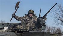 Ukrajinský voják s replikou starověké sekery | na serveru Lidovky.cz | aktuální zprávy