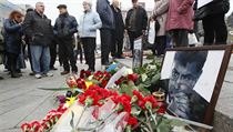 Ukrajinci stoj pietu ped fotografi zavradnho Borise Nmcova