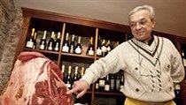 Chovatel plemene skotu Marchigiana Domenico Celli při prezentaci v restauraci La Finestra | na serveru Lidovky.cz | aktuální zprávy