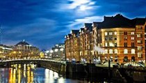 Hamburský Speicherstadt, největší souvislý komplex skladových budov na světě. Kromě skladů kávy, čaje, kakaa, koření nebo tabáku tu sídlí také největší světový sklad orientálních koberců | na serveru Lidovky.cz | aktuální zprávy