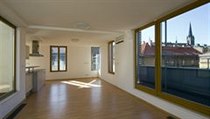 Nadstandardně veliké byty v posledním patře doplňuje průběžný balkon a vnitřní atria | na serveru Lidovky.cz | aktuální zprávy