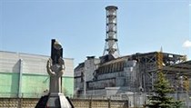 Černobyl. Pomník před havarovaným čtvrtým blokem černobylské elektrárny. | na serveru Lidovky.cz | aktuální zprávy