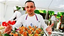 Šéfkuchař restaurantu Allegro Andrea Accordi na Prague Food Festivalu, který proběhl na pražském Žofíně (archivní snímek z roku 2008). | na serveru Lidovky.cz | aktuální zprávy