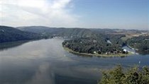 Slapy nabízí několik pláží, plovoucí ponton i šlapadla | na serveru Lidovky.cz | aktuální zprávy