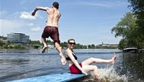 Koupání v Praze ve Vltavě je prý jen pro opravdové „fajnšmekry“, co si s trochou špíny dokážou poradit. Jiní zase tvrdí opak a koupání považují za bezpečné. Pro méně otrlé je asi lepší zajet trochu dál za město. | na serveru Lidovky.cz | aktuální zprávy