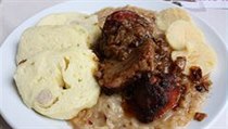 Pečené selátko s knedlíkem a zelím | na serveru Lidovky.cz | aktuální zprávy