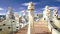 Kroutící se schodiště, skulptury a zdobené komíny připomínající bojovníky v přilbách – to je střešní terasa domu Casa Mila, který dostavěl geniální Antoni Gaudí v roce 1910. | na serveru Lidovky.cz | aktuální zprávy