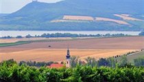 Výhled na Pálavské vrchy přes vinice a kostel v Popicích na Břeclavsku. | na serveru Lidovky.cz | aktuální zprávy