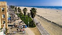 Městská čtvrť Venice Beach na západě Los Angeles je známá nejen svými písečnými plážemi, ale i dřevěným chodníkem (boardwalk) a 4 km dlouhou promenádou okupovanou zábavním průmyslem. | na serveru Lidovky.cz | aktuální zprávy