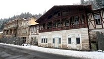 Zchátralé budovy bývalých lázní Kyselka u Karlových Varů na snímku z 10. února 2009. | na serveru Lidovky.cz | aktuální zprávy