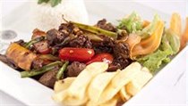 Lomo Saltado. Marinované kousky pravé hovězí svíčkové, flambované pravým peruánským Piscem, jsou osmažené typickým čínským způsobem, zvaným "stir-fry". | na serveru Lidovky.cz | aktuální zprávy
