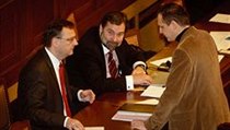 Zleva premiér Petr Nečas, ministr vnitra Radek John a ministr dopravy Vít Bárta. | na serveru Lidovky.cz | aktuální zprávy