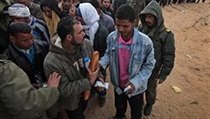 Egyptští dělníci prchající z Libye čekají na jídlo v uprchlickém táboře na tunisko-libyjské hranici. | na serveru Lidovky.cz | aktuální zprávy