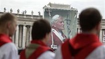 Polský pěvecký sbor před obří fotografií Jana Pavla II. na Svatopetrském náměstí ve Vatikáně. | na serveru Lidovky.cz | aktuální zprávy
