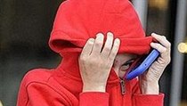 Dvanáctiletý chlapec, kterého zachytila kamera při krádeži vína v obchodě v manchesteru, si před soudem zakrývá tvář. | na serveru Lidovky.cz | aktuální zprávy