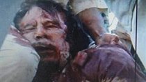 Záběr videa, které zachycuje mrtvého Muammara Kaddáfího. | na serveru Lidovky.cz | aktuální zprávy