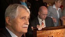Jiří Dienstbier sleduje v Lidovém domě volby do senátu a zastupitelstev 23. 10. 2010 | na serveru Lidovky.cz | aktuální zprávy