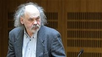 John Bok čeká v jednací síni Obvodního soudu pro Prahu 8 na začátek procesu, v němž čelí obvinění z násilí proti úřední osobě. | na serveru Lidovky.cz | aktuální zprávy