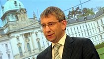 Ministr práce a sociálních věcí Jaromír Drábek vystoupil 18. května v Praze na tiskové konferenci po jednání vlády | na serveru Lidovky.cz | aktuální zprávy