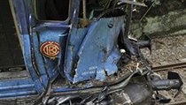U Svoru na Českolipsku narazila 2. srpna lokomotiva do kamionu s návěsem, který předtím spadl z mostu. | na serveru Lidovky.cz | aktuální zprávy