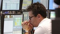 Německý makléř sleduje index DAX na burze ve Frankfurtu. | na serveru Lidovky.cz | aktuální zprávy