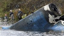Záchranáři obhlížejí trosky letadla | na serveru Lidovky.cz | aktuální zprávy