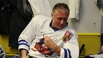 Bývalý premiér Mirek Topolánek (uprostřed) v šatně před začátkem exhibičního hokejového zápasu HC Olymp Praha - Pod Flagom Dobra, který se konal 9. dubna v Praze. | na serveru Lidovky.cz | aktuální zprávy