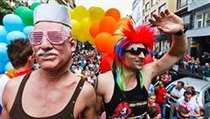 Jak je vidět na snímku, k průvodu se nakonec přidal i prezident Václav Klaus. | na serveru Lidovky.cz | aktuální zprávy