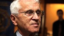 V americkém Clevelandu se 24. srpna konal pohřeb zesnulého odbojáře Ctirada Mašína. Na snímku bratr zesnulého Josef Mašín přichází na obřad. | na serveru Lidovky.cz | aktuální zprávy