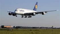 Největší dopravní letadlo současnosti Airbus A380 přistálo 2. října poprvé v Praze | na serveru Lidovky.cz | aktuální zprávy