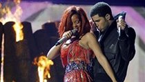 Vystoupen Rihanny a Drakea pi pedvn cen Grammy