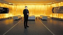 „Nic moc nevymýšlejte, stačí pár čar,“ tak znělo zadání pro architekty. Iniciátor akce, generální manažer klubu Jaroslav Stanko, před právě dokončenou zástěnou baru a šatny. | na serveru Lidovky.cz | aktuální zprávy