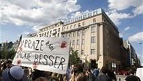 Demonstrace proti demolici domu na rohu Václavského náměstí a Opletalovy ulice | na serveru Lidovky.cz | aktuální zprávy