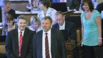 Poslanci KSČM Stanislav Grospič (vpředu vlevo) a Pavel Kováčik (vpředu vpravo) na jednání Poslanecké sněmovny 10. června v Praze | na serveru Lidovky.cz | aktuální zprávy