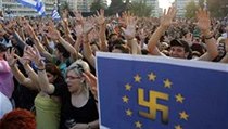 Těm peníze nepošleme, řekli si slovenští politici, kteří mají za to, že nové půjčky řeckou situaci nevyřeší. Snahu EU pomoci Aténám ocenili tamní demonstranti 'vylepšeným' logem Unie. | na serveru Lidovky.cz | aktuální zprávy