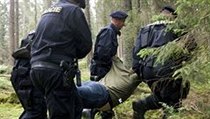 Aktivisté tvrdí, že policisté s nimi několikrát při zásazích smýkali a zacházeli neadekvátně situaci. | na serveru Lidovky.cz | aktuální zprávy
