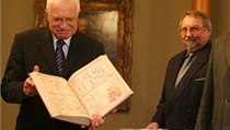 Václav Klaus dostal 4. ledna 2008 první výtisk Velislavovy bible | na serveru Lidovky.cz | aktuální zprávy