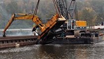 V Ústí na Labem vyprošťovali 29. října bagr a nákladní člun, které se potopily nad střekovskými zdymadly. | na serveru Lidovky.cz | aktuální zprávy