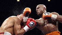 Boxer Floyd Mayweather posl k zemi Victora Ortize v boji o titul mistra svta organizace WBC 