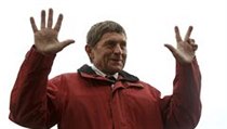 Nadšeného přivítání se před obecním úřadem v domovských Chyších dostalo žokeji Josefu Váňovi, který v neděli na koni Tiumenovi vyhrál Velkou pardubickou. | na serveru Lidovky.cz | aktuální zprávy
