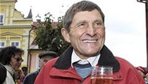 Nadšeného přivítání se před obecním úřadem v domovských Chyších dostalo žokeji Josefu Váňovi, který v neděli na koni Tiumenovi vyhrál Velkou pardubickou. | na serveru Lidovky.cz | aktuální zprávy