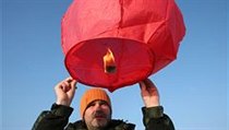 Létající lampion. | na serveru Lidovky.cz | aktuální zprávy
