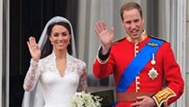 Kate a William mávají davům z balkonu Buckinghamského paláce. | na serveru Lidovky.cz | aktuální zprávy