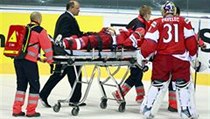 Radek Martínek na nosítkách. Podpořit ho přijel brankář Ondřej Pavelec. | na serveru Lidovky.cz | aktuální zprávy