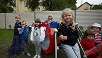 Mateřská školka v Klánovicích. Od sousedního domu odděluje děti protihluková stěna. | na serveru Lidovky.cz | aktuální zprávy