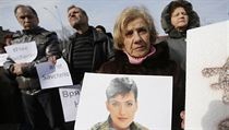 Protest proti vznn Naddy Savenkov ped ruskou ambasdou v Kyjev.