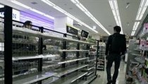 Zákazník u prázdného regálu jednoho z tokijských supermarketů | na serveru Lidovky.cz | aktuální zprávy