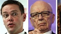 Zleva James Murdoch, Rupert Murdoch, Rebekah Brooksov